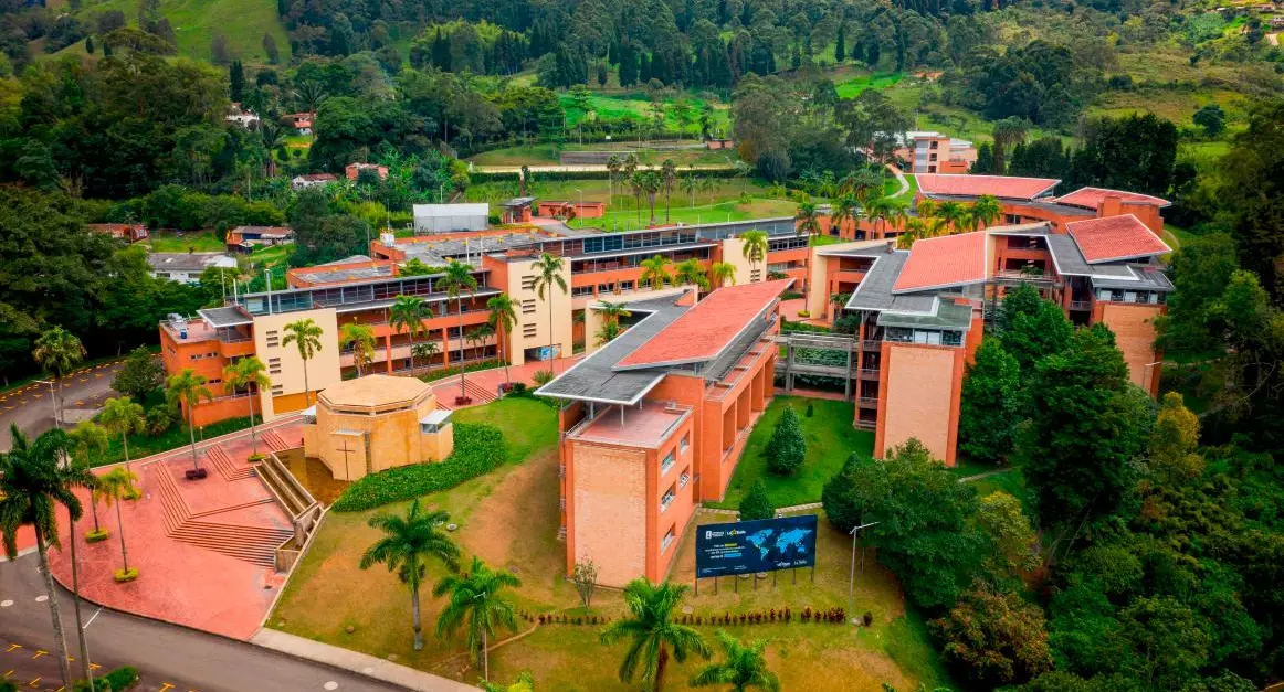 Campus universitario rodeado de vegetación en Caldas, Antioquia